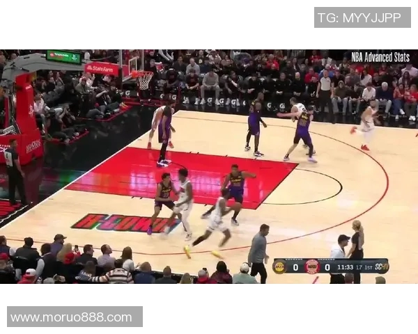 湖人对火箭比赛中篮板争夺战的精彩瞬间与数据分析